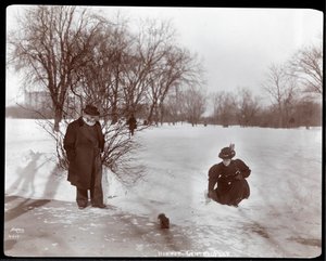 Widok kobiety karmiącej wiewiórkę, podczas gdy mężczyzna patrzy na śnieg w Central Parku, Nowy Jork, 1898 (srebrny odbitka żelatynowa)